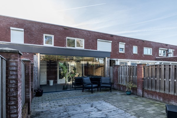 Foto - Te koop: Moderne instapklare drive-inwoning met garage, 3 slaapkamers, balkon met prachtig uitzicht en geheel bestraatte onderhoudsvriendelijke tuin met tuinkamer gelegen aan de rand van Heerlen.